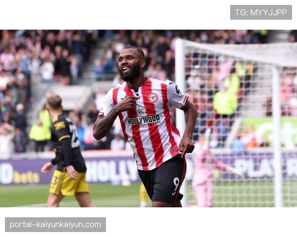 特写：布伦特福德主场球迷掌声送别即将退役的老将延森