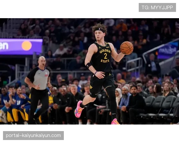 特写：克里斯·保罗在勇士队替补席指导年轻后卫布兰丁·波杰姆斯基